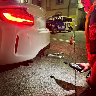 Kontrolle eines Autos auf Lärm- und Technikverstössen