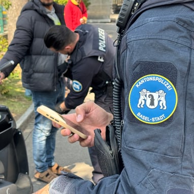 Polizisten der Kantonspolizei Basel-Stadt bei einer Kontrolle mit Motorroller.