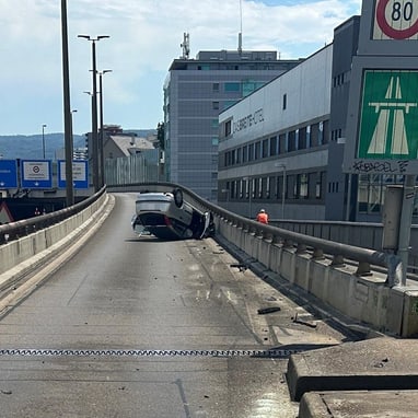 Auf dem Dach liegendes Auto nach Selbstunfall auf dem Zubringer zur A2