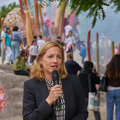 Regierungsrätin Esther Keller spricht vor Publikum