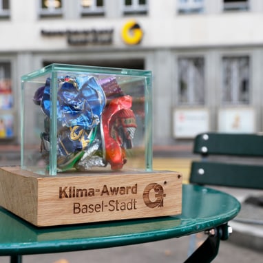 Klima-Award Basel-Stadt auf einem grünen Tisch.