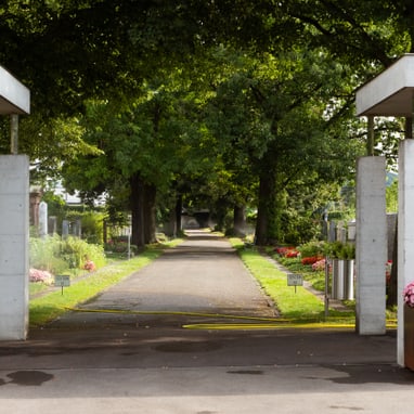 Der Eingang zum Friedhof in Riehen.