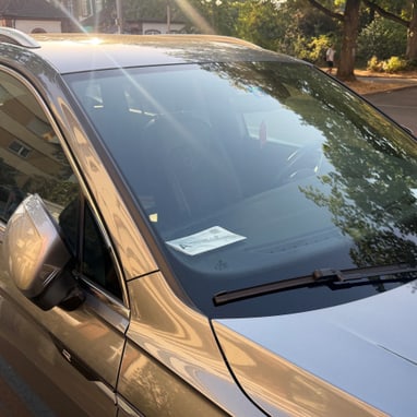 silbernes Auto auf der Strasse geparkt