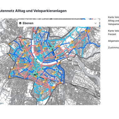 Stadtkarte mit hervorgehobenen Radrouten und Parkmöglichkeiten.