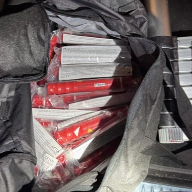 Offene Tasche mit verpackten roten Fackeln gefüllt.