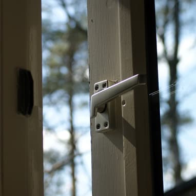 Offenes Fenster mit Blick auf Bäume.