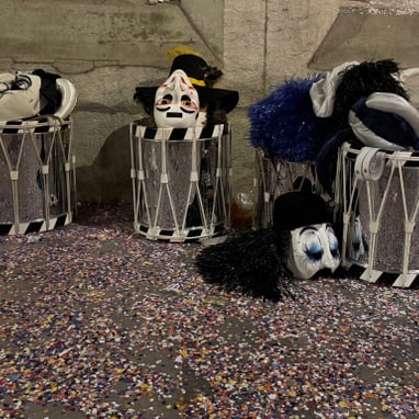 Larven auf Trommeln.