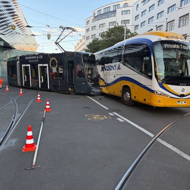 Strassenbahnunfall mit einem Reisecar