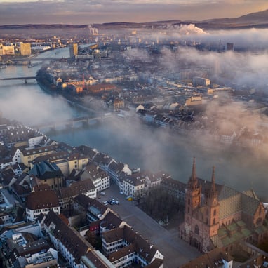 Luftaufnahme von Basel mit Nebel und Rheinfluss.