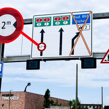 Verkehrsschild mit Tafel, 2 Meter Begrenzung, Museum Treppengeländer Gebäude im Hintergrund.