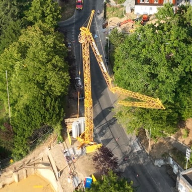 Luftaufnahme der Baustelle mit Kran an der Rudolf Wackernagel-Strasse in Riehen