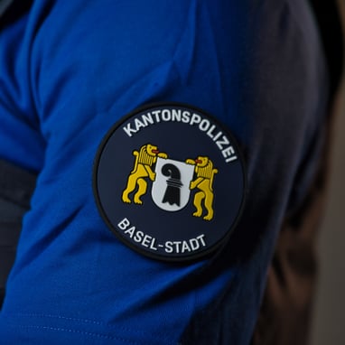 Ärmelabzeichen der Kantonspolizei Basel-Stadt an Uniform.