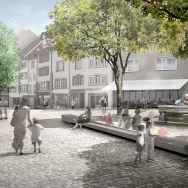 Menschen auf einem belebten Stadtplatz mit Bäumen und Gebäuden.