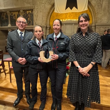 Kommandant Dominik Walliser, Myriam Arzethauser und Seraina Tschan als Vertreterinnen des Peers Teams der Sanität Basel, Regierungsrätin Stephanie Eymann