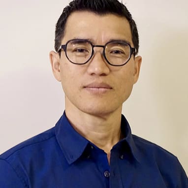 Youwaraj Rai, neuer Mitarbeiter bei der Materialzentrale - Mann mit Brille, kurzen schwarzen Haaren und blauem Hemd.