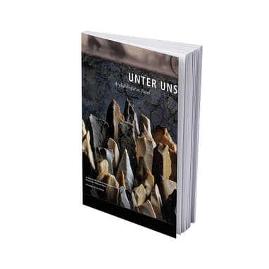 Buch mit Titel 'UNTER UNS' und abstraktem Coverdesign.