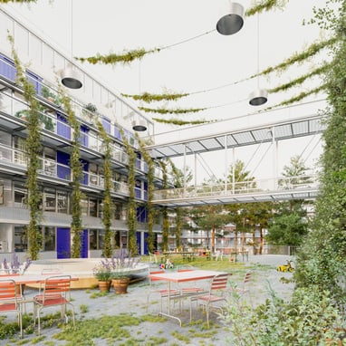 Innenhof eines Gebäudes mit Pflanzen und Tischen.