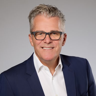 Eduard Löw mit Brille.