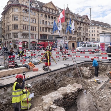 Mauern von mittelalterlichen Kellern werden auf dem Marktplatz ausgegraben.