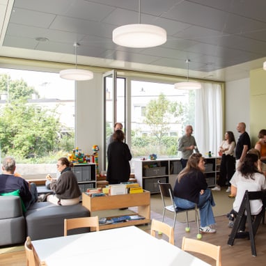 Lehrpersonen im modernen Lehrerzimmer der Primarschule Schoren.