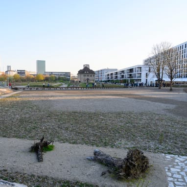 Baustelle mit modernen Gebäuden im Hintergrund.