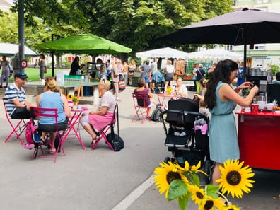 Der Allschwilerplatz umgeben von Leuten und Ständen