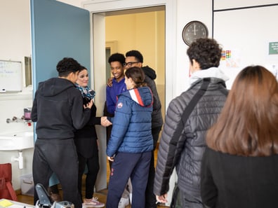 Die Schülerinnen und Schüler im ZBA verabschieden sich nach Unterrichtsende von der Lehrerin Sophie Maudamey