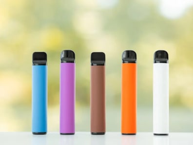 Fünf verschieden farbige Vapes