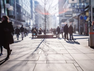 Verschwommene Strasse mit vielen Menschen.