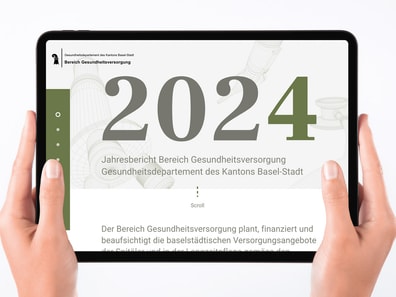 Hände halten Tablet mit Jahresbericht 2024 auf dem Bildschirm.