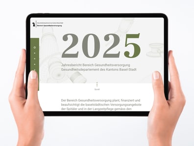 Tablet in Händen mit dem Jahresbericht 2025 auf dem Bildschirm.