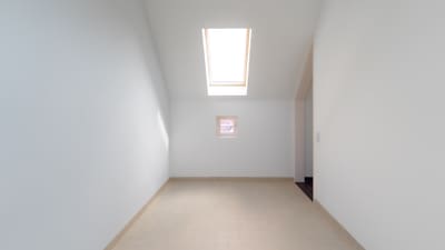 leerer Raum mit Oberlicht und kleinem Fenster