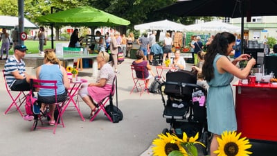 Der Allschwilerplatz umgeben von Leuten und Ständen