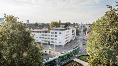 Blick auf eine Strassenbahn und Gebäude in der Stadt.