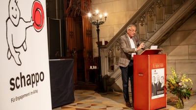 Daniel Brunner hält eine Rede am Rednerpult.