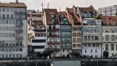 Häuserzeile am Rhein