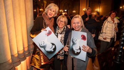 Drei Menschen zeigen ihre Zertifikate