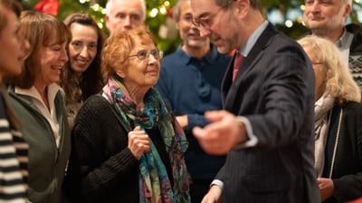 Regierungspräsident Conradin Cramer im Gespräch mit Freiwilligen beim Apéro.