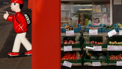 Schaufenster einer Obst- und Gemüseauslage auf der Strasse mit rotem Schild.
