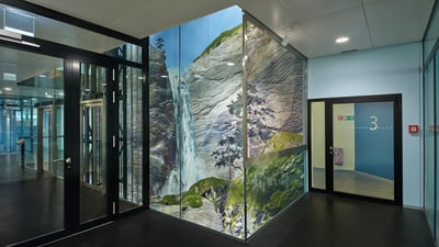 Liftvorraum mit Glastrennwänden