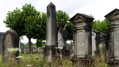 Grabmale auf dem Israelitischen Friedhof.