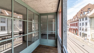 Veranda mit Glaswänden und Blick auf die Spalenvorstadt.