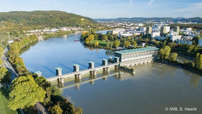 Luftaufnahme des Wasserkraftwerks am Rhein in Basel.