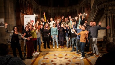 Der Basler Beizen Chor steht vor dem Altar in der Elisabethen-Kirche und eröffnet singend und mit erhobenen Händen die Preisverleihung.