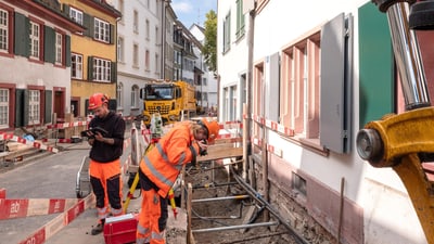 Bauarbeiter auf einer städtischen Baustelle in der Strasse.