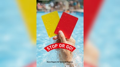 Hand mit gelber und roter Karte im Schwimmbad, Stop or Go Slogan.