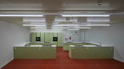 Raum mit Schulküchen
