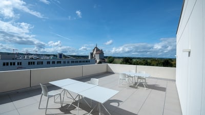 Dachterrasse mit Sitzplatz und Blick auf den blauen Himmel