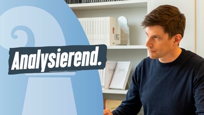 Mann in einem Raum mit Büchern, Text 'Analysierend.'