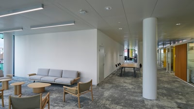 Aufenthaltsbereich mit Sofas